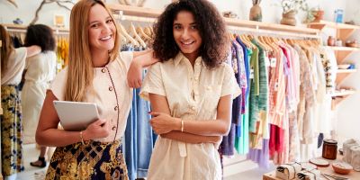 Zwei Frauen im Bekleidungsgeschäft