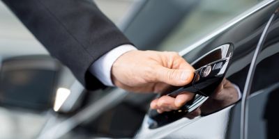 Autotür eines hochwertigen Autos wird geöffnet