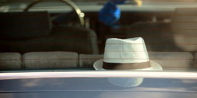 Rückscheibe eines Autos zeigt einen Hut, der gerne von Rentnern