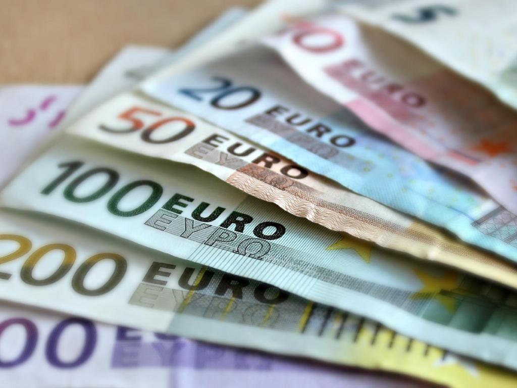 Ein 500-, 200-, 100-, 50-, 20-, 10- und 5-Euro-Geldschein liegt