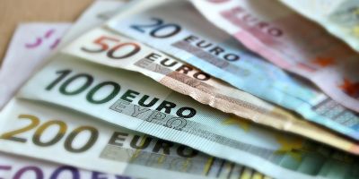 Ein 500-, 200-, 100-, 50-, 20-, 10- und 5-Euro-Geldschein liegt
