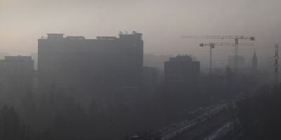 Eine Stadt inmitten dichter Smog-Wolken.