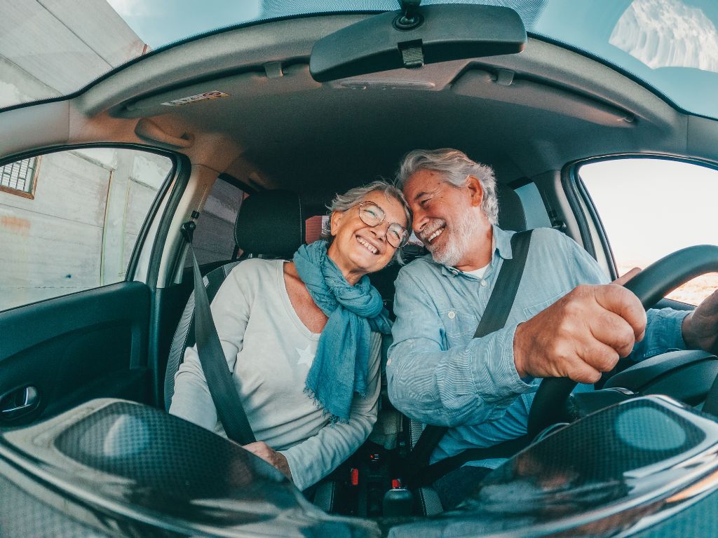 Senioren sitzen im Auto