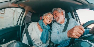 Senioren sitzen im Auto