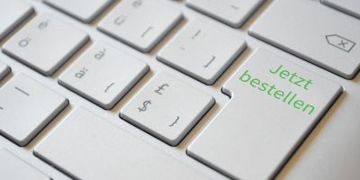 Tastatur mit einer Enter-Taste, die mit 'jetzt bestellen' beschriftet wurde.