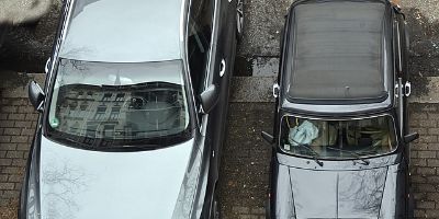 Ein grauer Audi Kombi parkt neben einem gleichfarbigen älterem